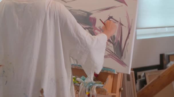 Vrouwelijke Beeldende Kunstschilder Werkt Haar Atelier Hoge Kwaliteit Beeldmateriaal — Stockvideo