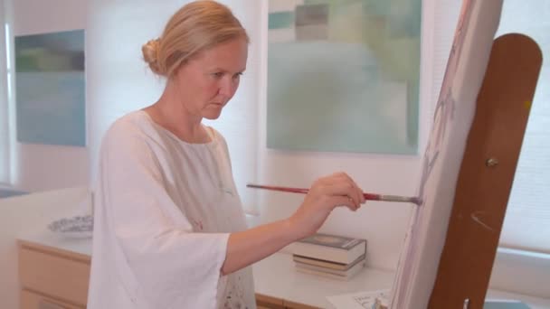 在工作室工作的女美术画家 高质量的4K镜头 — 图库视频影像