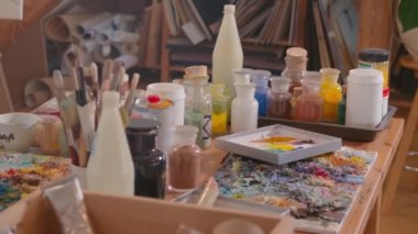 Stüdyosunda çalışan güzel sanatlar ressamı kadın. Yüksek kalite 4k görüntü