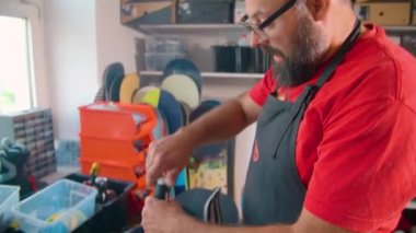 Snowboard servis teknisyeni atölyede tamirat yapıyor. Yüksek kalite 4k görüntü