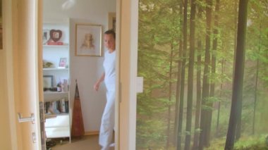 Shiatsu Kadın Terapisti ve Shiatsu Seansı 'ndaki hasta. Yüksek kalite 4k görüntü