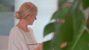 Stüdyosunda çalışan güzel sanatlar ressamı kadın. Yüksek kalite 4k görüntü