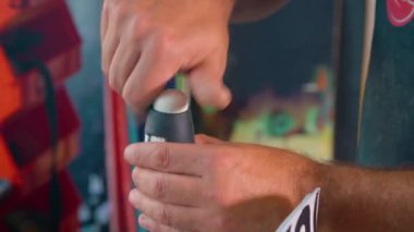 Snowboard servis teknisyeni atölyede tamirat yapıyor. Yüksek kalite 4k görüntü