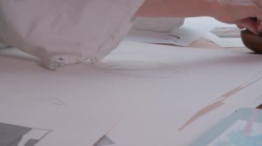 Stüdyosunda çalışan güzel sanatlar ressamı kadın. Yüksek kalite 4k görüntü