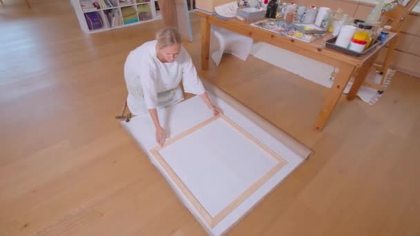 Γυναίκα Ζωγράφος Καλών Τεχνών Εργάζεται Στο Στούντιό Της Υψηλής Ποιότητας — Αρχείο Βίντεο