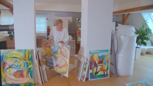Peintre Art Féminine Travaillant Dans Son Atelier Images Haute Qualité — Video