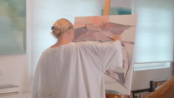Stüdyosunda Çalışan Güzel Sanatlar Ressamı Kadın Yüksek Kalite Görüntü — Stok video