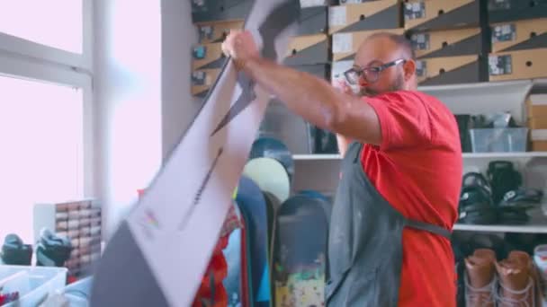 Τεχνικός Σέρβις Snowboard Επισκευάζει Στο Εργαστήριο Υψηλής Ποιότητας Πλάνα — Αρχείο Βίντεο