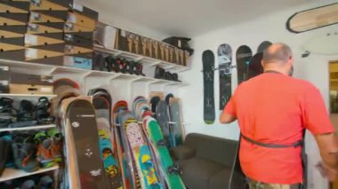 Snowboard servis teknisyeni atölyede tamirat yapıyor. Yüksek kalite 4k görüntü