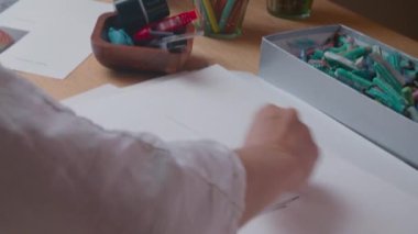 Stüdyosunda çalışan güzel sanatlar ressamı kadın. Yüksek kalite 4k görüntü
