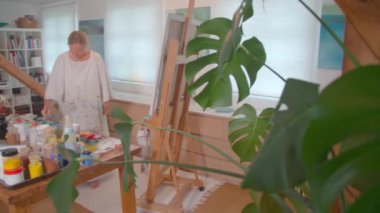 Stüdyosunda çalışan güzel sanatlar ressamı kadın. Yüksek kalite 4k görüntü