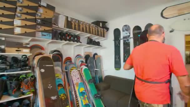 Snowboard Servis Teknisyeni Atölyede Tamirat Yapıyor Yüksek Kalite Görüntü — Stok video