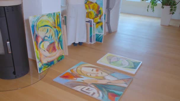 Pintora Feminina Belas Artes Trabalhar Seu Estúdio Imagens Alta Qualidade — Vídeo de Stock