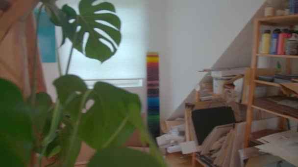 Stüdyosunda Çalışan Güzel Sanatlar Ressamı Kadın Yüksek Kalite Görüntü — Stok video