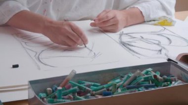 Stüdyosunda çalışan güzel sanatlar ressamı kadın. Yüksek kalite 4k görüntü