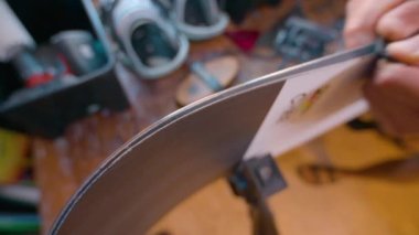 Snowboard servis teknisyeni atölyede tamirat yapıyor. Yüksek kalite 4k görüntü