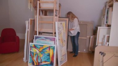 Stüdyosunda çalışan güzel sanatlar ressamı kadın. Yüksek kalite 4k görüntü