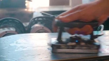 Snowboard servis teknisyeni atölyede tamirat yapıyor. Yüksek kalite 4k görüntü