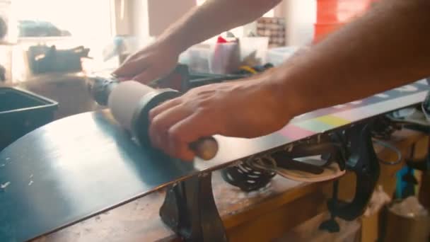 Τεχνικός Σέρβις Snowboard Επισκευάζει Στο Εργαστήριο Υψηλής Ποιότητας Πλάνα — Αρχείο Βίντεο