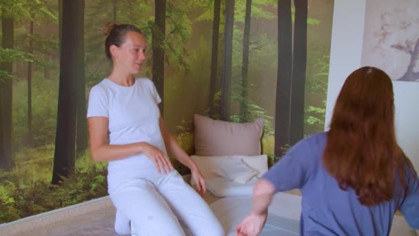 女性指圧療法士と指圧セッションの患者 高品質4K映像 — ストック動画