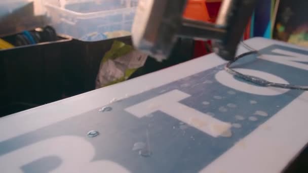 Snowboard Técnico Serviço Reparação Oficina Imagens Alta Qualidade — Vídeo de Stock