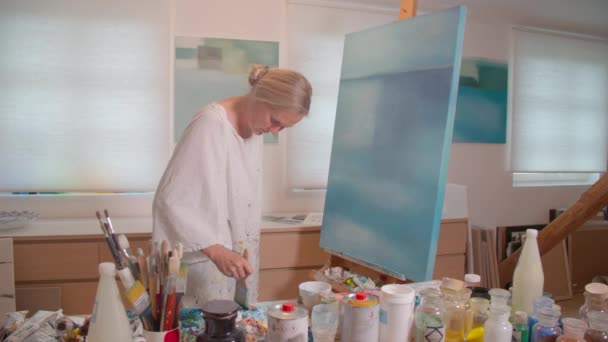 Svém Ateliéru Pracuje Malířka Výtvarného Umění Vysoce Kvalitní Záběry — Stock video