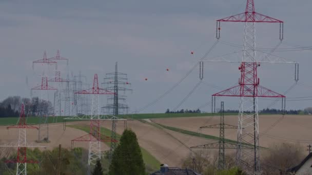 Toma Televisión Líneas Eléctricas Alto Voltaje Campo Austriaco Imágenes Alta — Vídeos de Stock