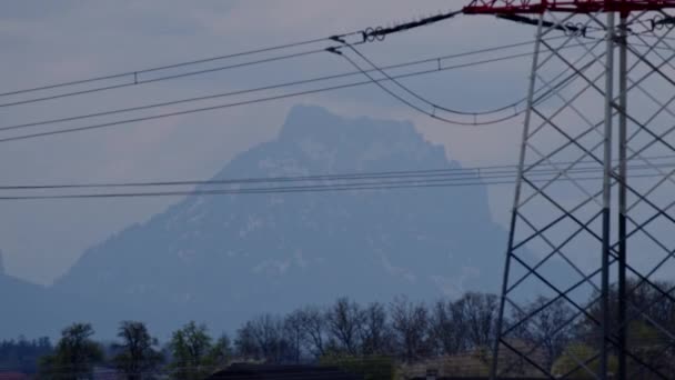 Słup Wysokiego Napięcia Przeciwko Górze Traunstein Górnej Austrii Wysokiej Jakości — Wideo stockowe