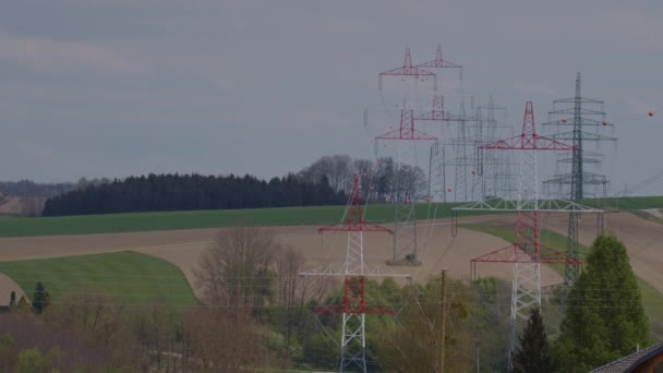 Tele Shot Lignes Électriques Haute Tension Dans Campagne Autrichienne Images — Video