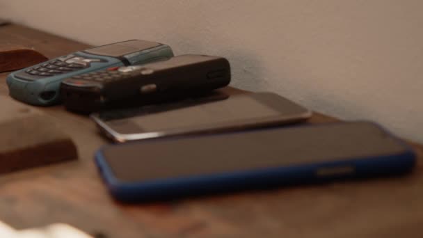 Різні Покоління Мобільних Телефонів Високоякісні Кадри — стокове відео