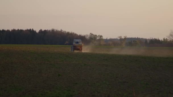รถแทรกเตอร เมล ในสนามเกษตรในฤด ใบไม ภาพ ณภาพส — วีดีโอสต็อก