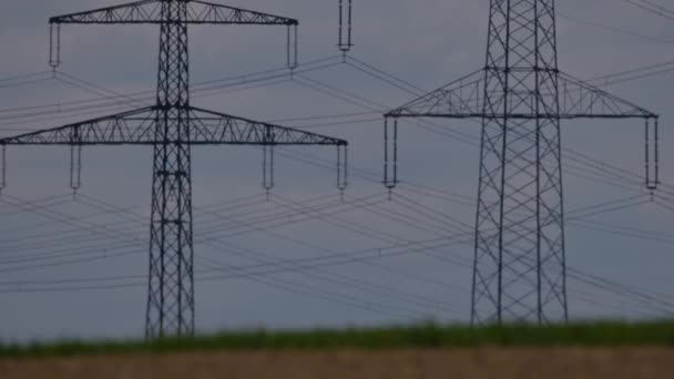 奥地利农村高压电力线的远程拍摄 高质量的4K镜头 — 图库视频影像