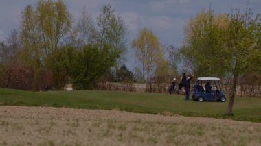 Golf sahasında bayrak sallayarak uçmak. Yüksek kalite 4k görüntü