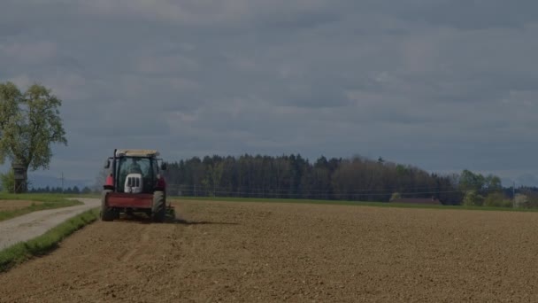 Laps Temps Tracteur Hersage Champ Agricole Printemps Images Haute Qualité — Video