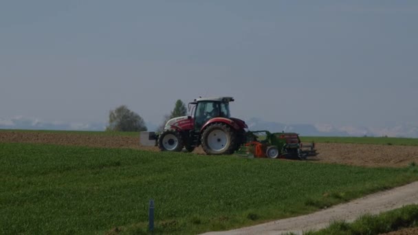春天里 拖拉机在农田里播种 高质量的4K镜头 — 图库视频影像