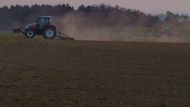 Tractor Harrowing Dry Dusty Agricultural Field Spring High Quality Footage — Stock Video