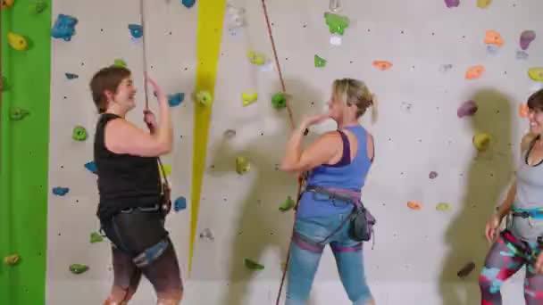 女性インストラクターと2人の女性登山家との屋内クライミングクラス 高品質4K映像 — ストック動画