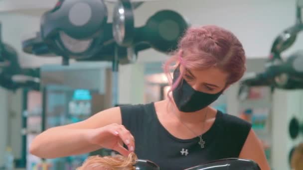Hair Dresser Corona Times Customer High Quality Footage — Stock Video