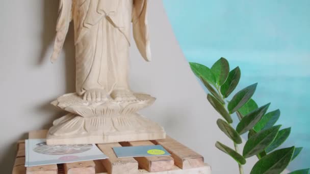 Άγαλμα Του Βούδα Και Κεριά Στο Στούντιο Γιόγκα Υψηλής Ποιότητας — Αρχείο Βίντεο