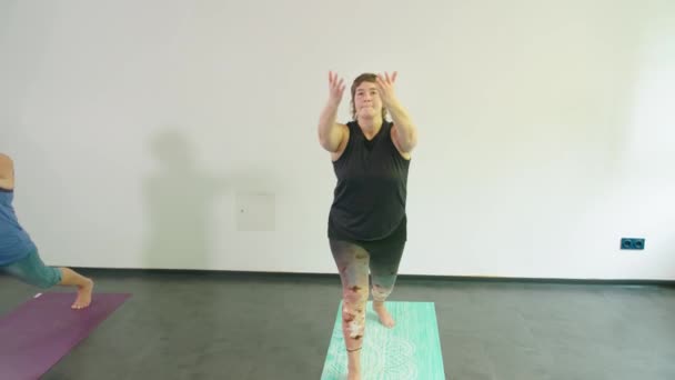 Yoga Kurs Für Frauen Studio Zum Aufwärmen Und Dehnen Hochwertiges — Stockvideo