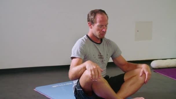 Lezione Yoga Studio Riscaldandosi Pose Diverse Filmati Alta Qualità — Video Stock