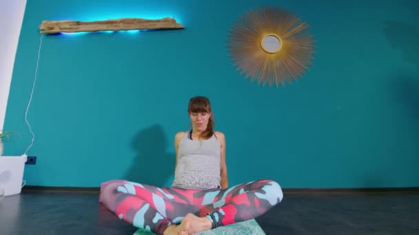 Clase Yoga Estudio Calentando Diferentes Posturas Imágenes Alta Calidad — Vídeo de stock
