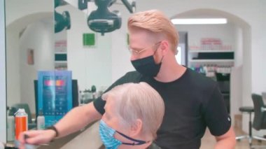 Corona Times 'da müşteriyle berber. Yüksek kalite 4k görüntü