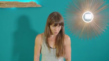 Stüdyoda ısınma ve esneme hareketleri yapan kadın yoga sınıfı. Yüksek kalite 4k görüntü