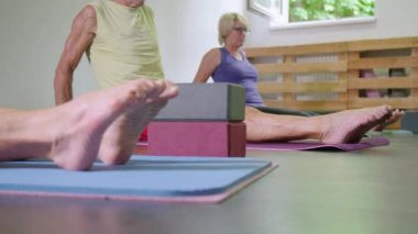 Stüdyoda yoga dersi farklı pozlarda ısınıyor. Yüksek kalite 4k görüntü