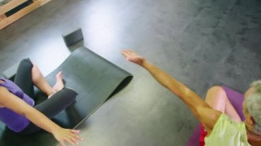 Stüdyoda yoga dersi farklı pozlarda ısınıyor. Yüksek kalite 4k görüntü