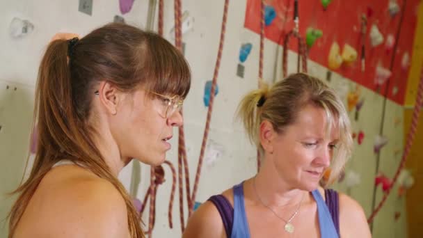 女性インストラクターと2人の女性登山家との屋内クライミングクラス 高品質4K映像 — ストック動画