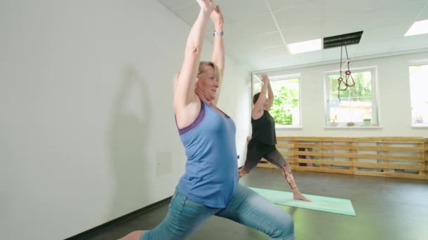 Vrouwelijke Yogales Studio Opwarmen Uitrekken Hoge Kwaliteit Beeldmateriaal — Stockvideo