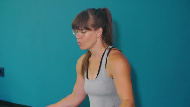 Stüdyoda Yoga Dersi Farklı Pozlarda Isınıyor Yüksek Kalite Görüntü — Stok video