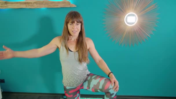 演播室里的女子瑜伽课热身和伸展 高质量的4K镜头 — 图库视频影像